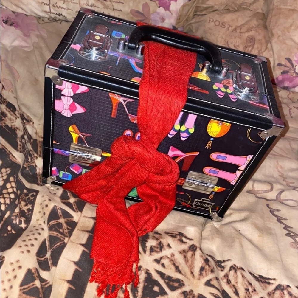 Make up train case